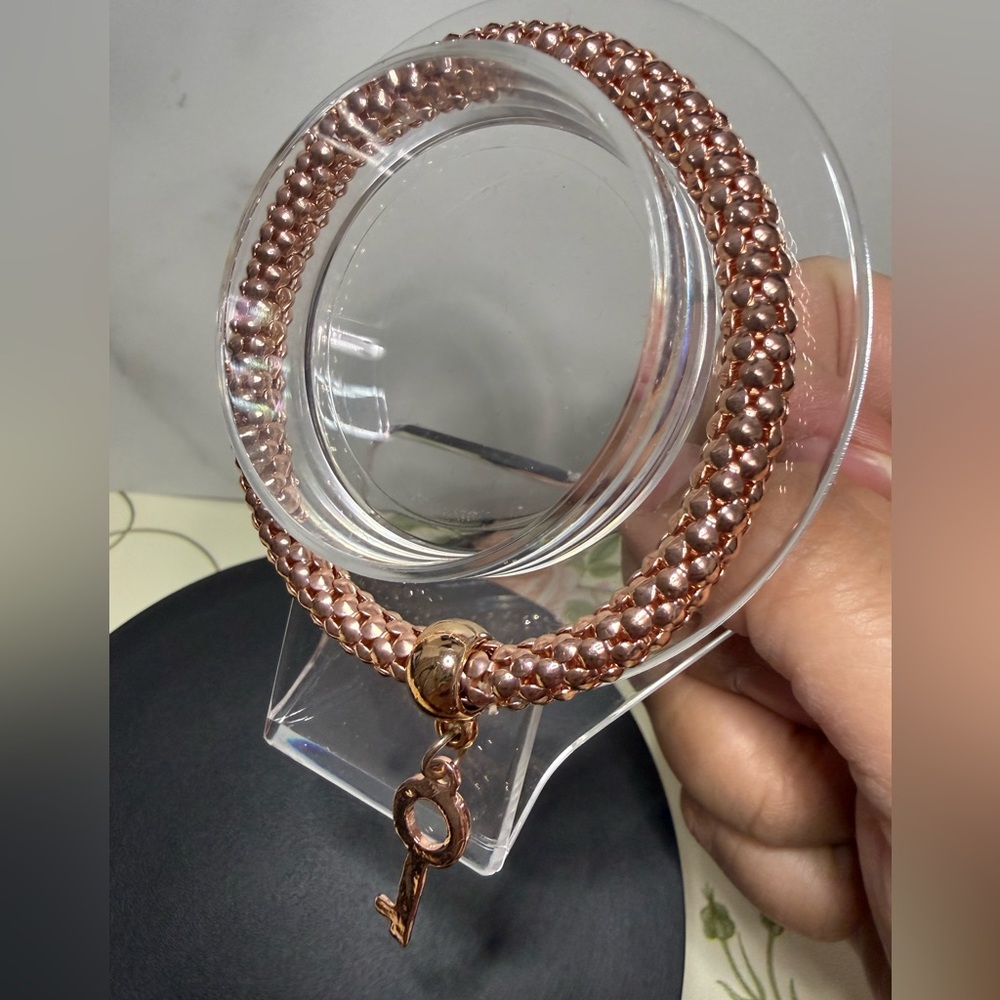 Elegant Stretchable Rose Gold Bracelet with Key Charm